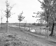 882168 Gezicht op het landschap met trekvaart en brug aan de zuidwestzijde van de wijk Lunetten te Utrecht, waar het ...